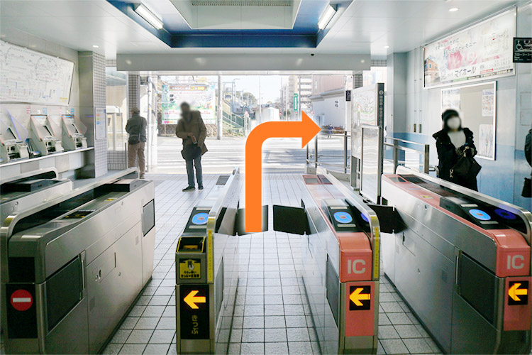 改札を出て横断歩道を渡ったら右折します。