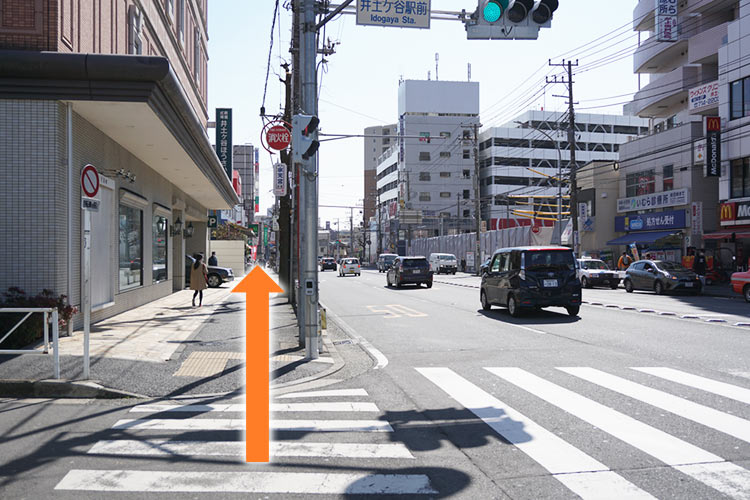 車道を右手に歩道を直進します。