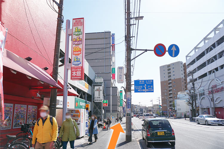 パチンコ屋さんの前を過ぎ、マルエツさんの看板がある駐車場の隣がクリニックです。